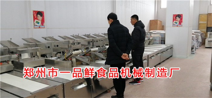 周口老客戶(hù)實(shí)地考察第六代全自動(dòng)智能揉壓機(jī)(圖1)