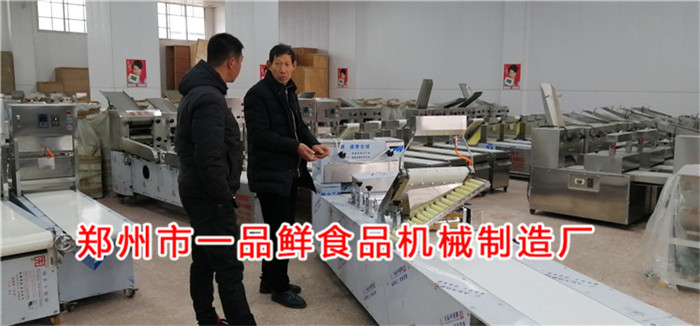 周口老客戶(hù)實(shí)地考察第六代全自動(dòng)智能揉壓機(jī)(圖2)