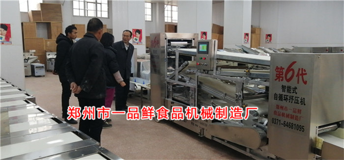 客戶(hù)在廠區(qū)考察燴面機(jī)